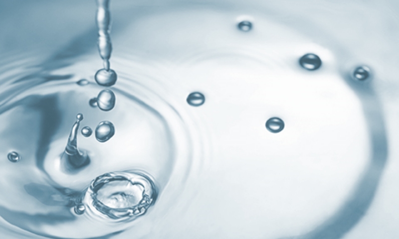 REASON.01 これ1本でスキンケアが完了できる、オールインワン保湿液。